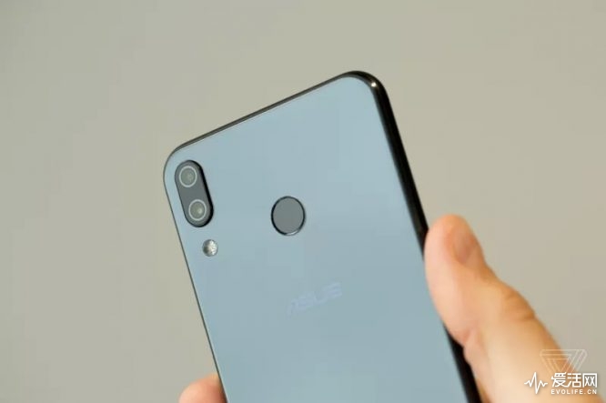 MWC2018｜神似iPhone X asusZenfone 5配备封顶还会继续智能化CPU超频