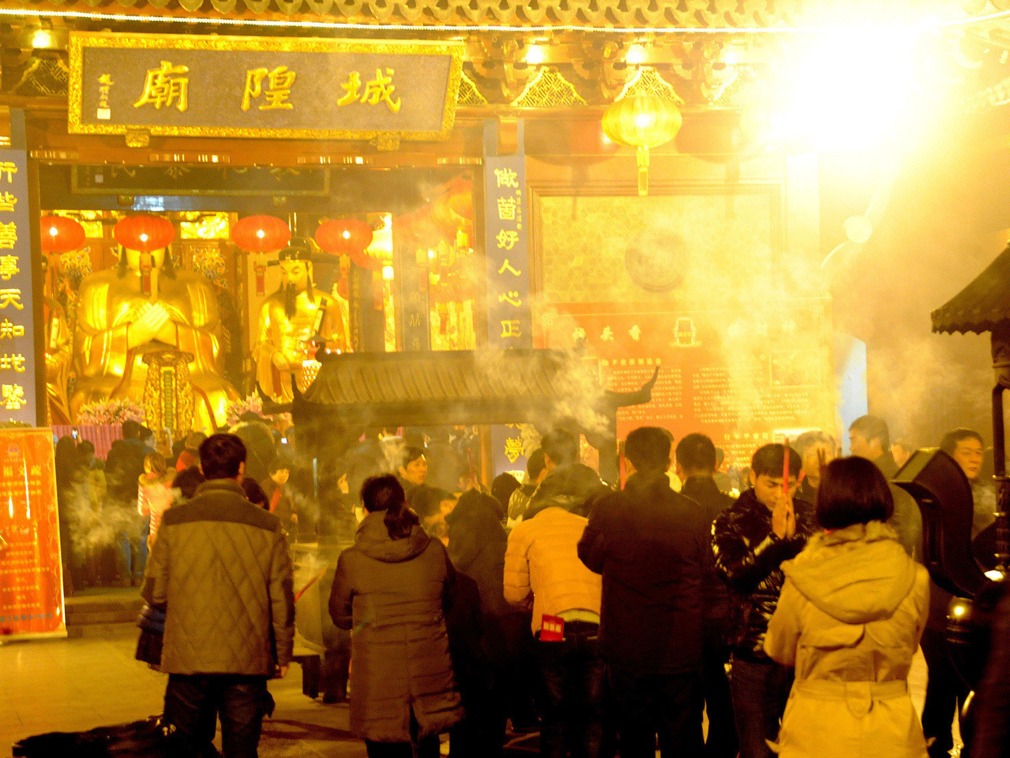 春节民众“抢头香”祈福！连夜排队成为成功抢得头香的必备技能