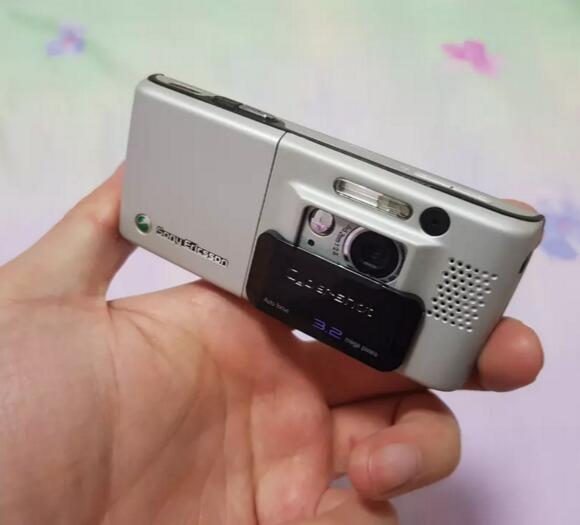翻出这一部沉封十二年的照相手机，反面造型设计太新潮了！