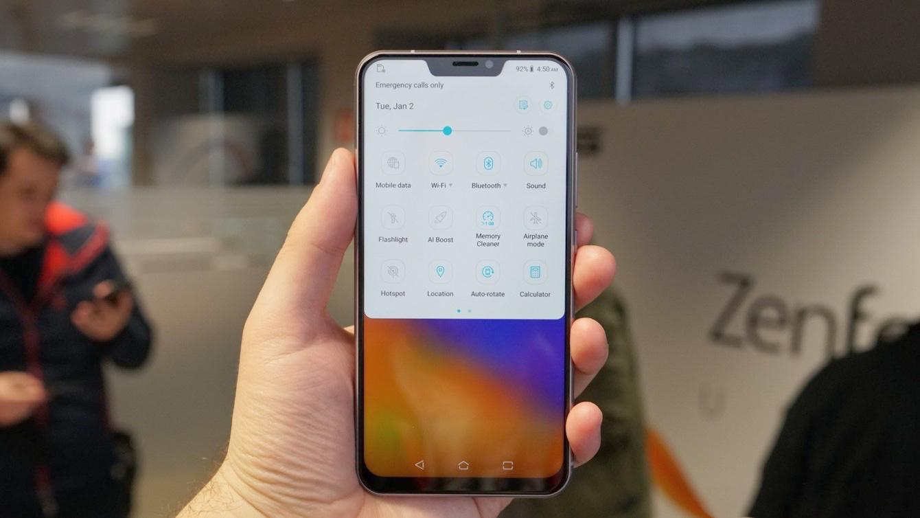 asusZenfone 5公布：有像iPhone X一样的刘海屏