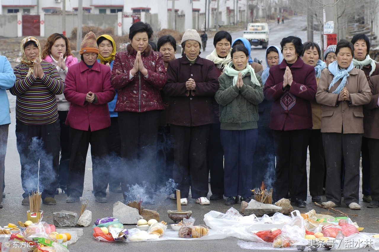 农村大妈们路边摆设贡品集体颂唱歌曲 祭拜“路神”保佑家人平安