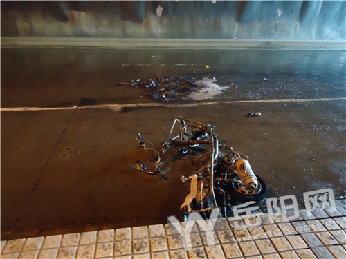 岳阳金鹗隧道一摩托车被烧成碎渣