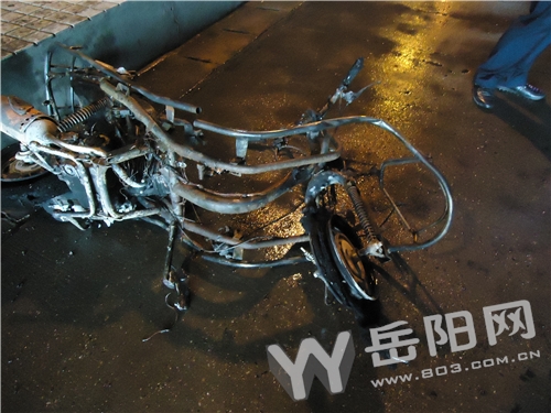 岳阳金鹗隧道一摩托车被烧成碎渣