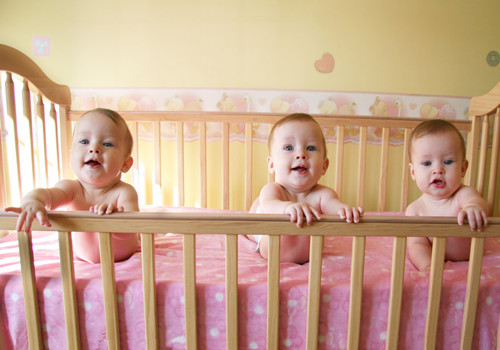 宝宝睡觉误从床上摔下来，这5个保护方法家长们需要掌握