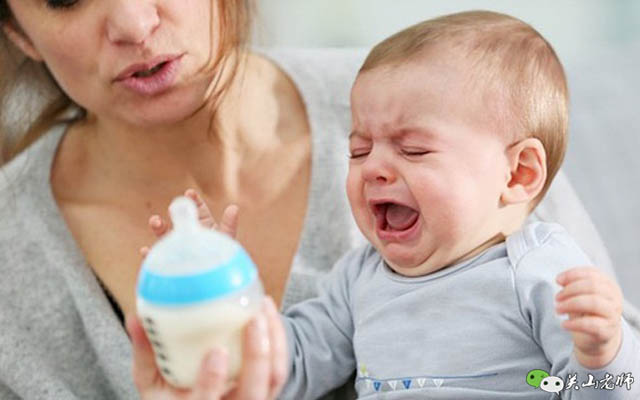 宝宝腹泻、便秘、食欲不振，都因你喂奶方式不对，别再做错