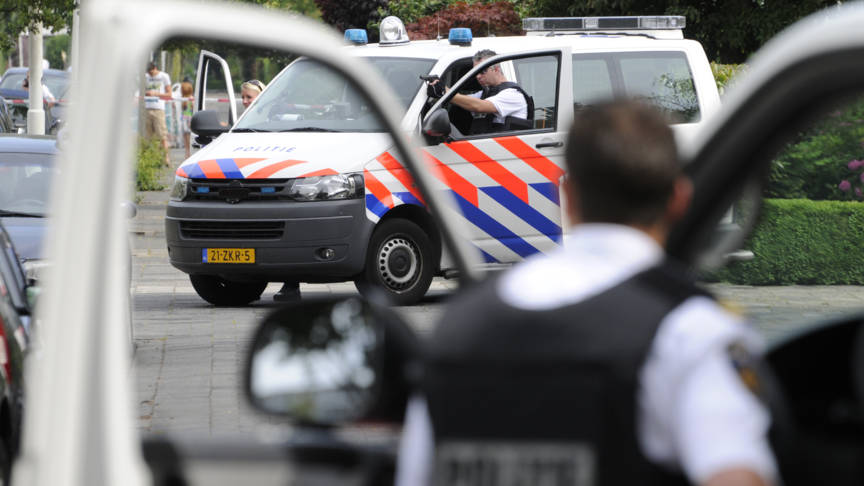 荷兰警方暴力执法事件频发：二话不说就拔枪？