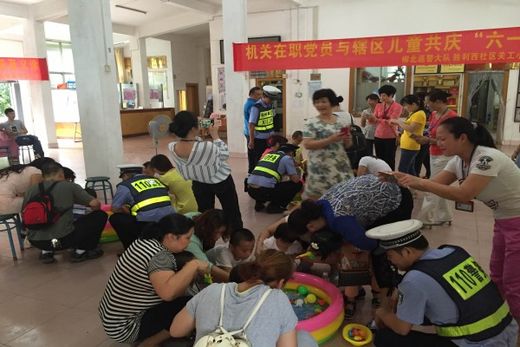 柳州：警务站民警与辖区留守儿童共迎“六一”节