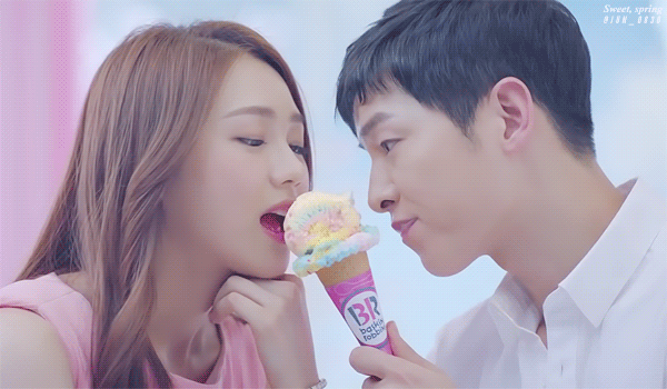 宋仲基拍摄冰激凌广告，与女生亲密喂食，最后一张好害羞呀！
