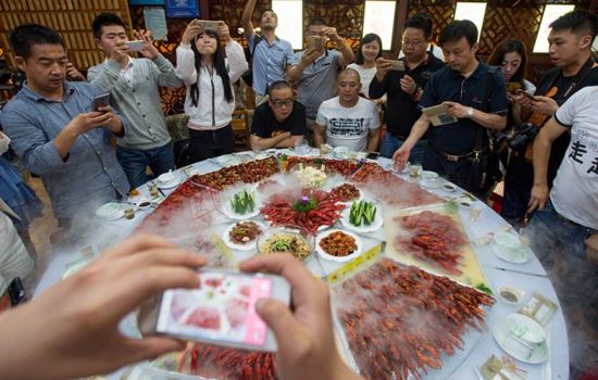 武汉一虾店开摆“全虾宴”：近十种口味拼着吃