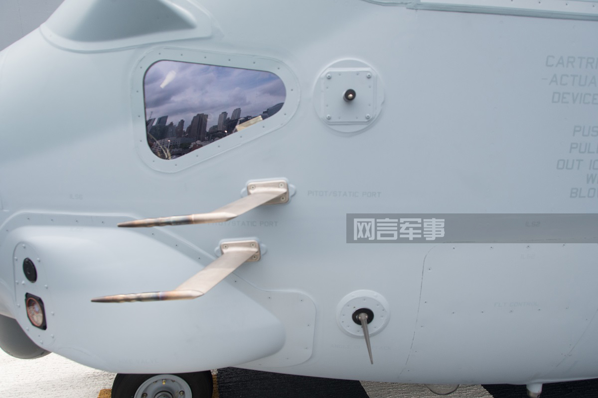 布线乱如麻！中国军迷近观美军最新MV-22倾转旋翼机