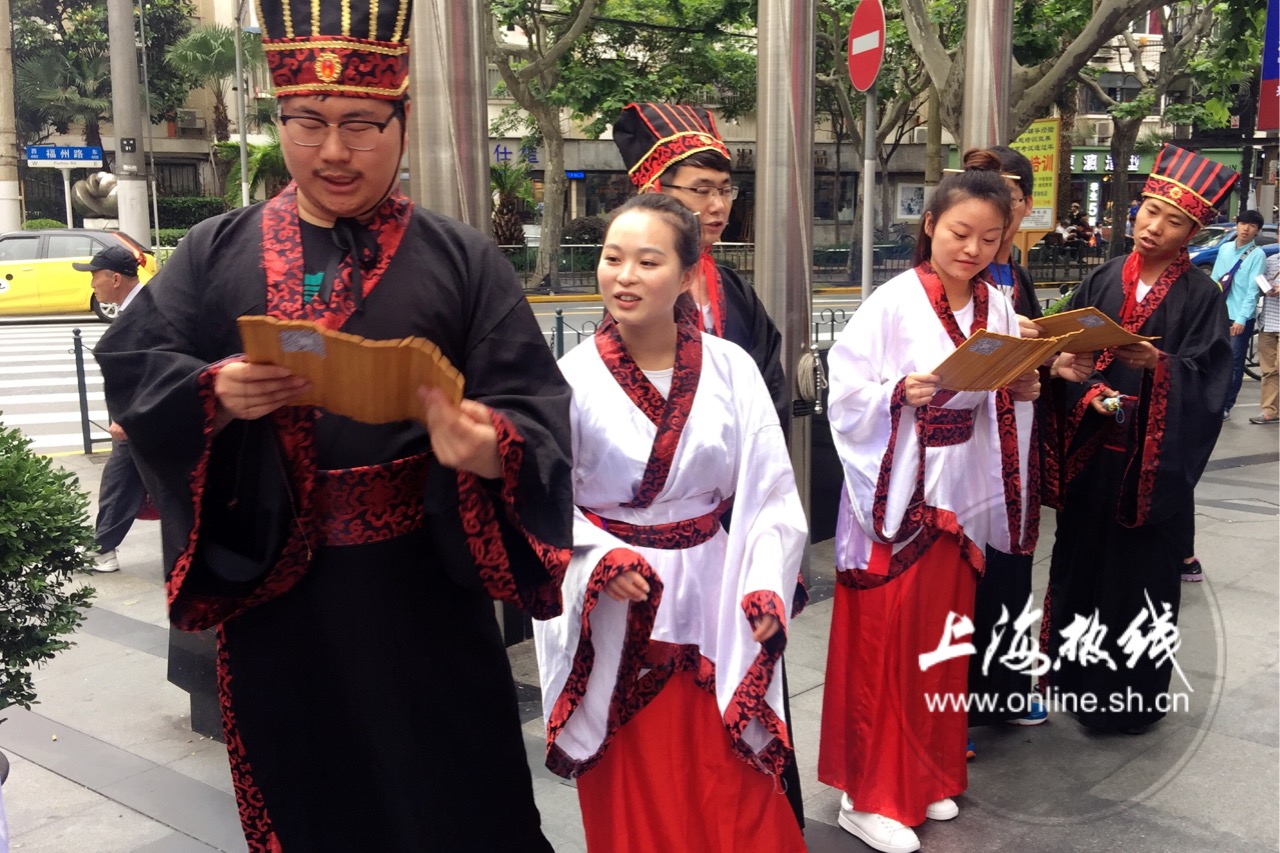 次奥！端午节上海闹市街头惊现古装人 竟在人广看到了汉朝十夫子