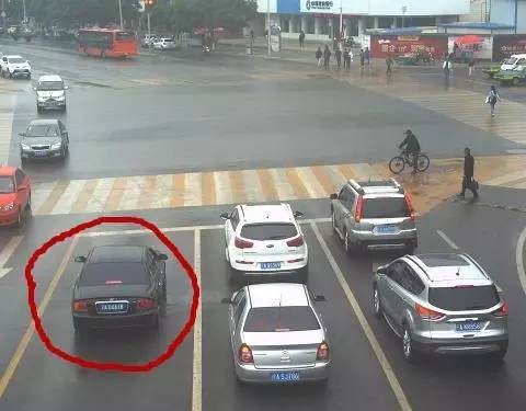 新法治5月21日北京路撞上电动车的“黑色现代”，交警喊你快自首！