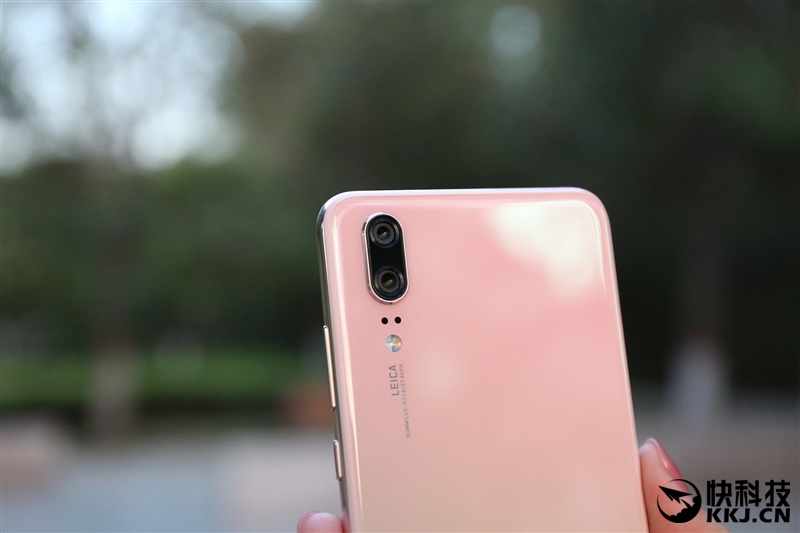 徠卡雙攝封神之作！HUAWEI P20評(píng)測(cè)：漸變結(jié)構(gòu)色不可自拔