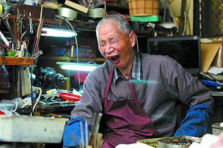 老人83岁了，还在修钢笔