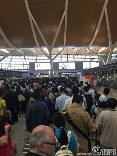 上海浦东机场安检等级升级 乘客需排队多时才能进行安检