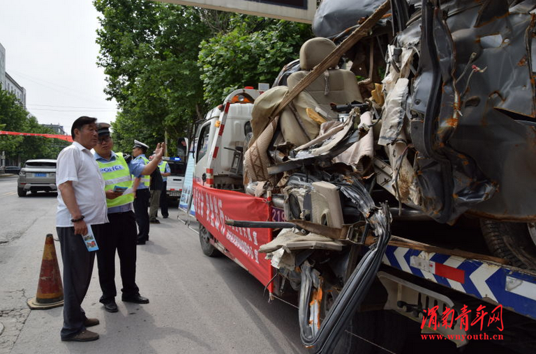 潼关交警展示事故车辆残骸警示过往司机