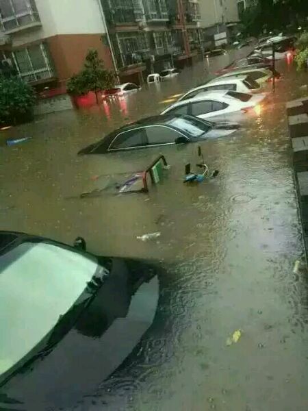 柳州一场超强暴雨，小区居民都站在车库前一脸懵逼