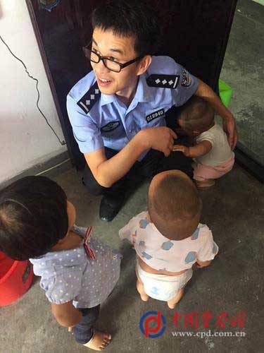 [暖新闻]2岁娃带着俩1岁娃“离家出走”？ 幸亏遇见了警察