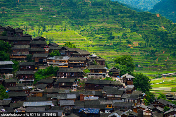 走进贵州西江千户苗寨 世界最大的苗族聚居村寨