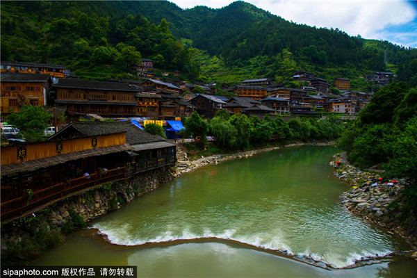 走进贵州西江千户苗寨 世界最大的苗族聚居村寨