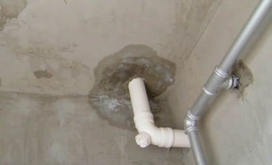 楼上业主往我家漏水半个月，理直气壮不修理，我该怎么办？
