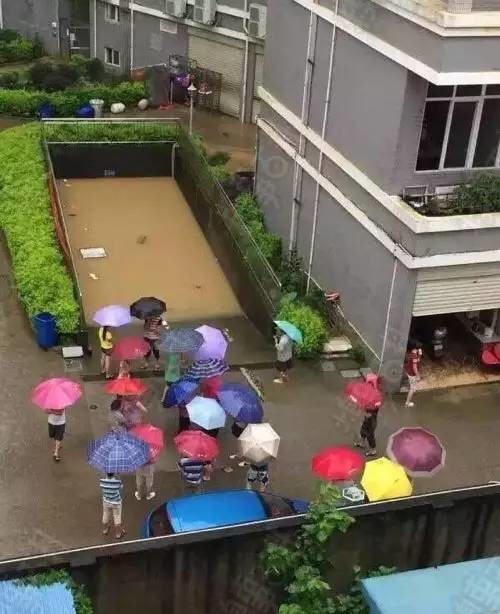 柳州一场超强暴雨，小区居民都站在车库前一脸懵逼