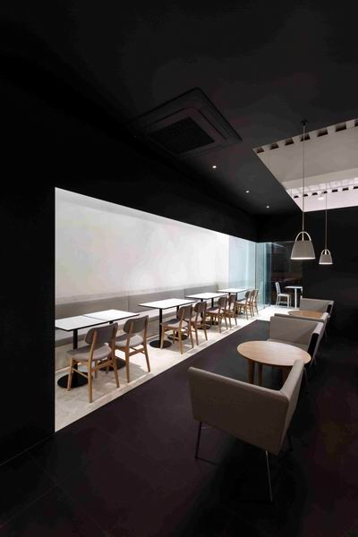 首尔Coco Bruni咖啡店，黑白之间见优雅