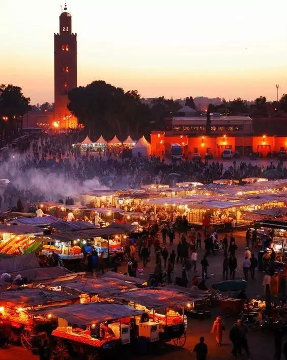 摩洛哥——世上有那么多城镇，有那么多酒馆，她却走进了我的