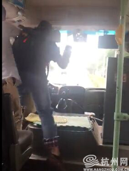 杭州一公交司机被打还被骂穷鬼 起因或乘客嫌座位脏