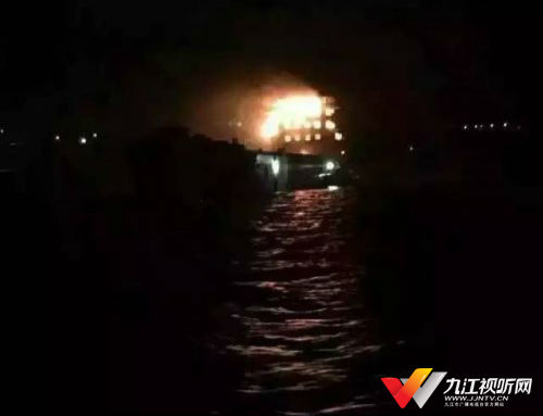昨夜长江一桥水域货船起火