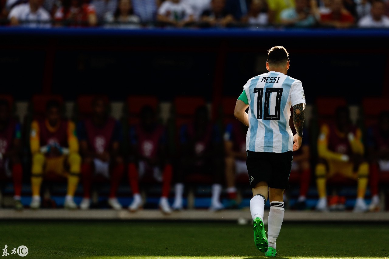 梅西世界杯背影(看着姆巴佩笑声,再看看梅西孤单的背影,你会感叹足球