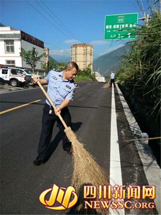 石棉县局交警大队积极开展卫生清扫助推“五大专项治理”行动