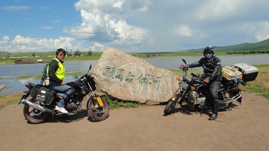 开车会抢道别车骂人，为啥骑摩托在西藏新疆遇陌生驴友却像亲人？