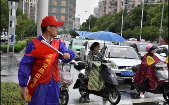 六安市委宣传部全体党员走向街头作文明交通志愿者