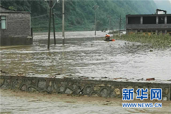 贵州织金受强降雨袭击突发洪灾 消防官兵紧急救援