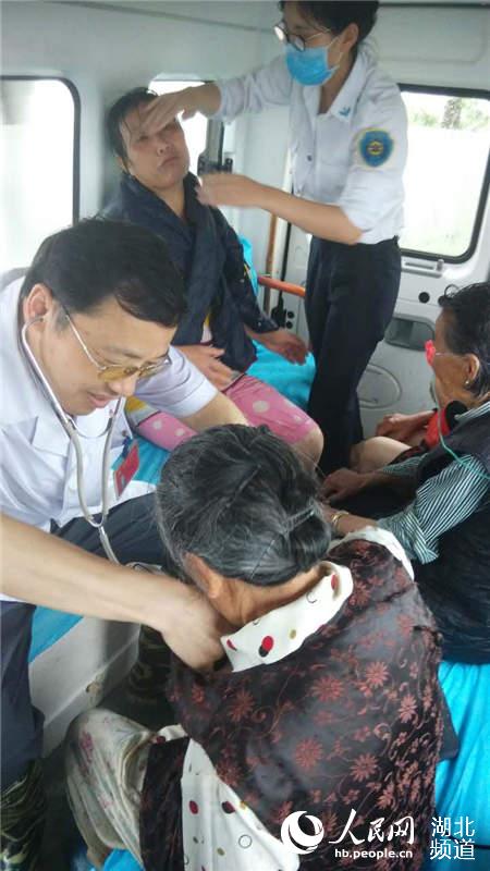 武汉新洲举水河发生特大洪水 医疗队赶赴一线救治灾民