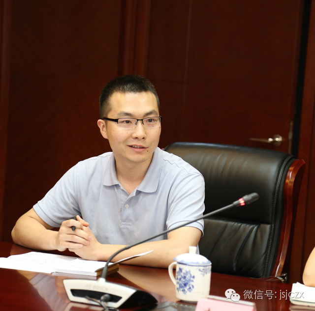 大检察官和青年干警面对面聊天