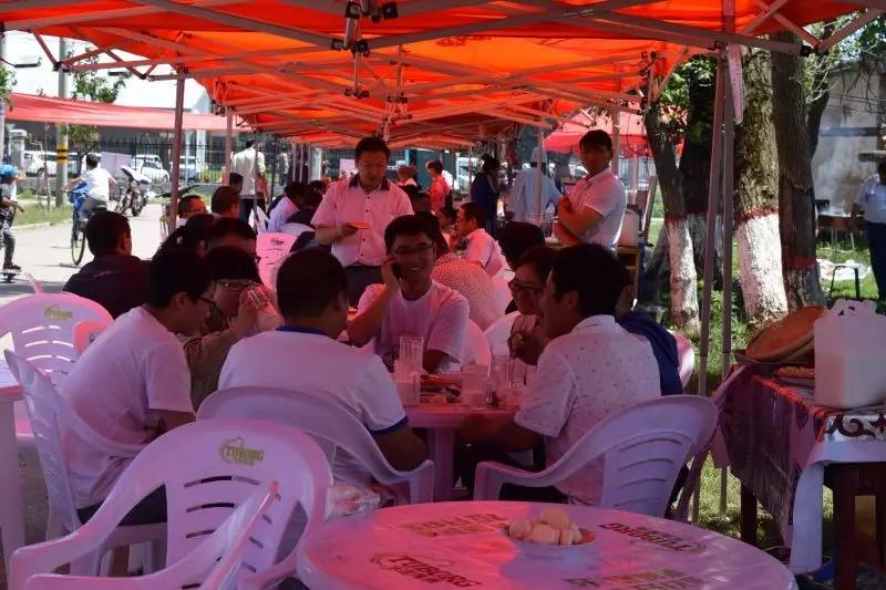 那拉提“民族团结创业小吃街”盛装开业