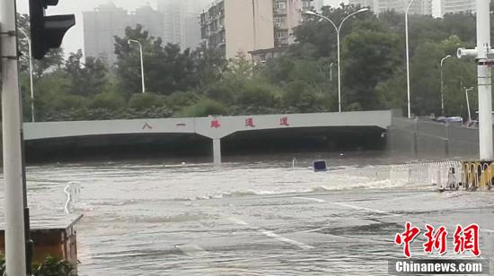 武汉市遭遇连续强降雨 多路段渍水
