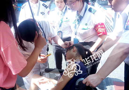 重庆轨道1号线上一女子未吃饭贫血晕倒 工作人员及时施救