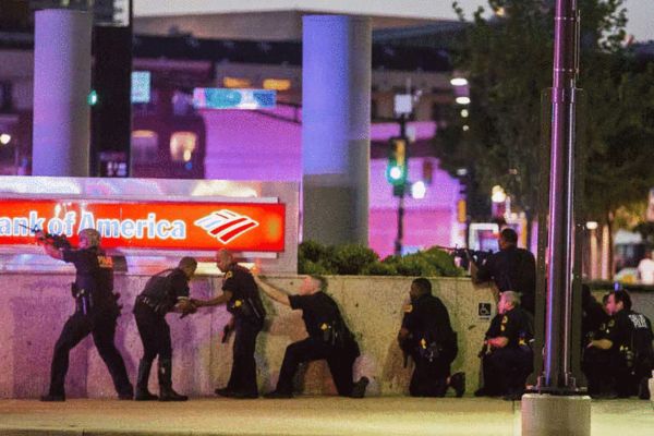 美国达拉斯警察在闹市区遭狙击 5死6伤