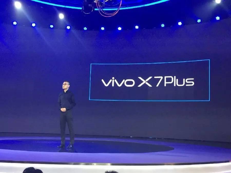 新品5.2英寸单手最爽，售价2498元起的vivo X7/X7Plus要照亮你的美