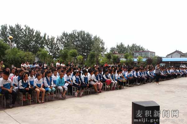 SOHO中国公司向潘集寨学校捐赠价值100万元电脑图书