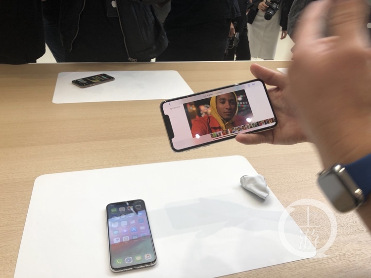 新iPhone如何？上下游电视记者给你当场稀溜溜