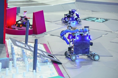 全国大学生机器人大赛开赛 机器人对战5分钟攻下基地