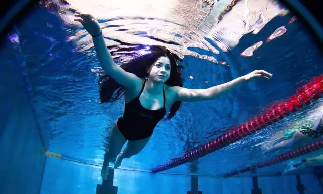 从叙利亚难民，到奥运会游泳队员，她都做了什么？