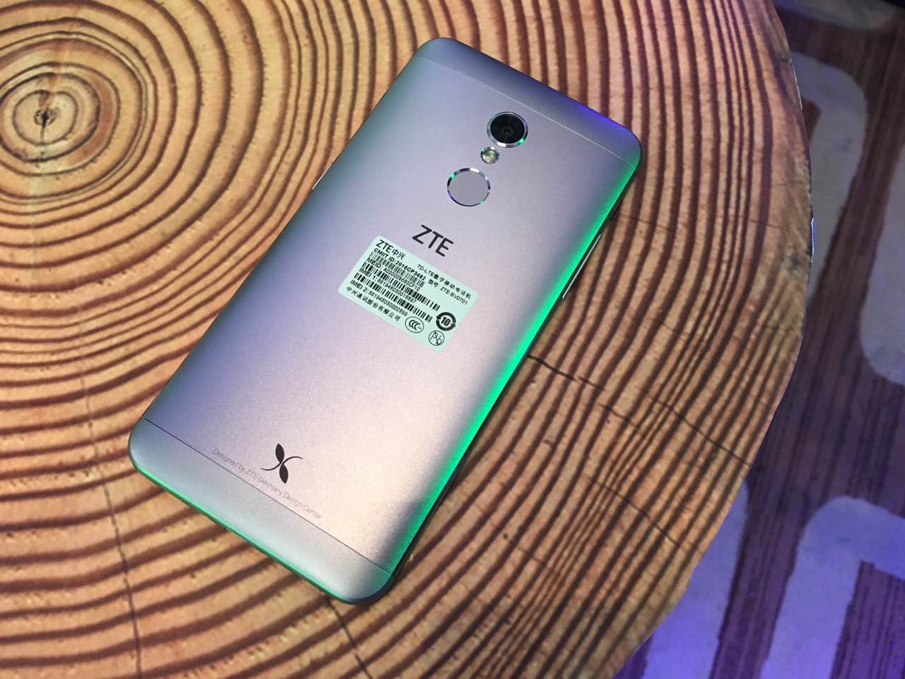 zte中兴公布小鲜4，2GB运行内存市场价竟然要1090？