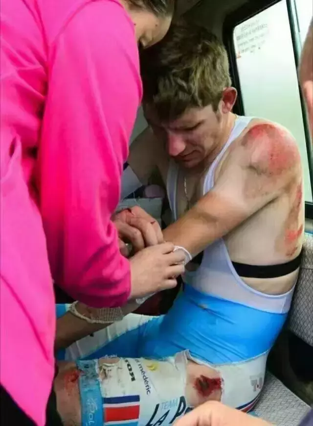 2016环湖赛西宁绕圈赛因行人误入赛道致6名运动员受伤
