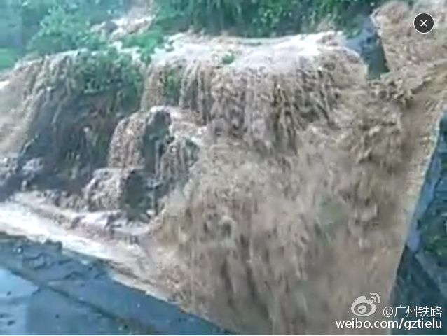 湘西突发洪灾和山体滑坡：有房屋被冲垮 道路被冲毁