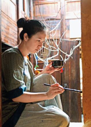 她用奇幻壁画将中国文化传向世界